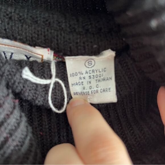 IVY Women's Vintage Style Floral Turtle Neck Knit Sweater - Picture 8 of 8